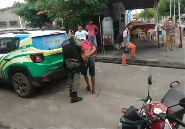 Momento em que a PM deteve o suspeito capturado e linchado por populares no bairro Promorar