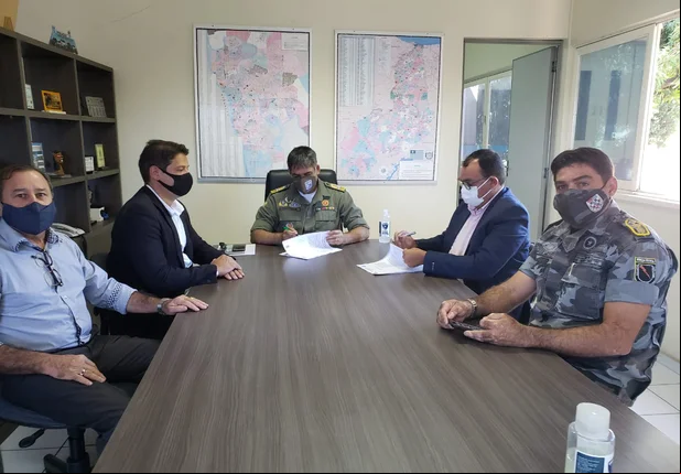 Prefeito Jullyvan Mendes assina termo de convênio com a PM-PI