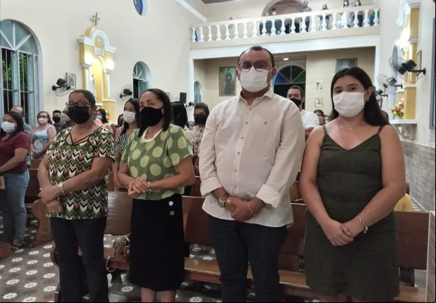 Prefeito de Beneditinos participa de missa