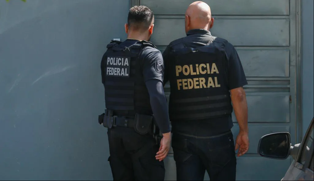 Agentes da Polícia Federal em campo