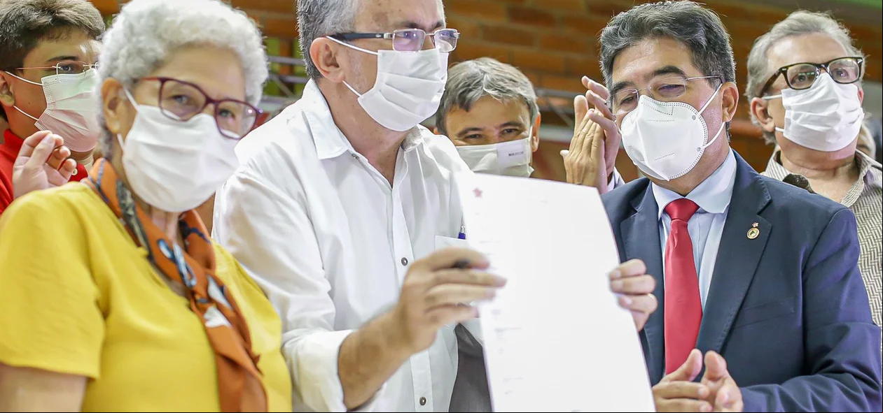 Antônio Felix assina ficha de filiação ao Partido dos Trabalhadores