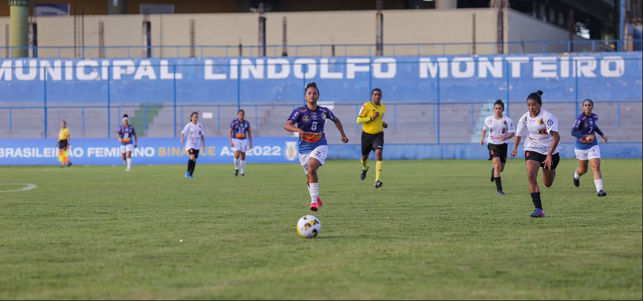 Bola em disputa no Lindolfo Monteiro