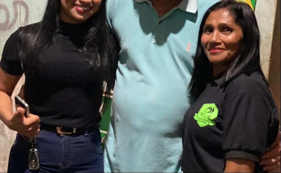 Deputado João Mádison ao lado de vereadoras
