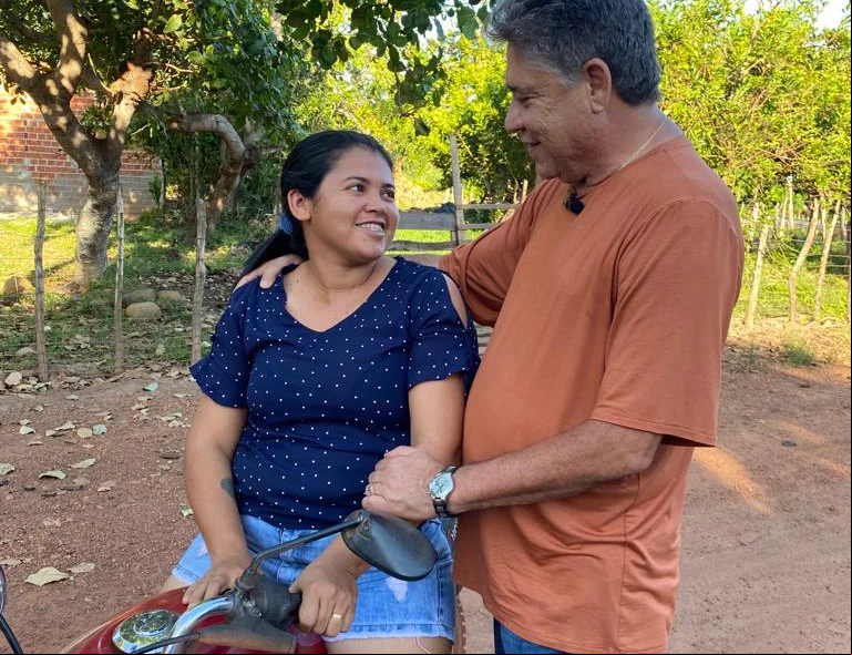 João Mádison conversando com a população