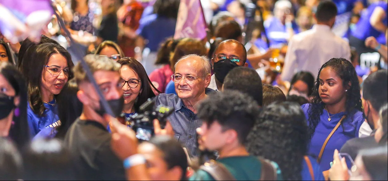 Sílvio em meio a multidão