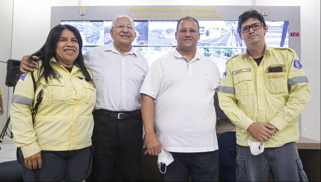 Dr. Pessoa e Cláudio Pessoa ao lado de agentes da Strans