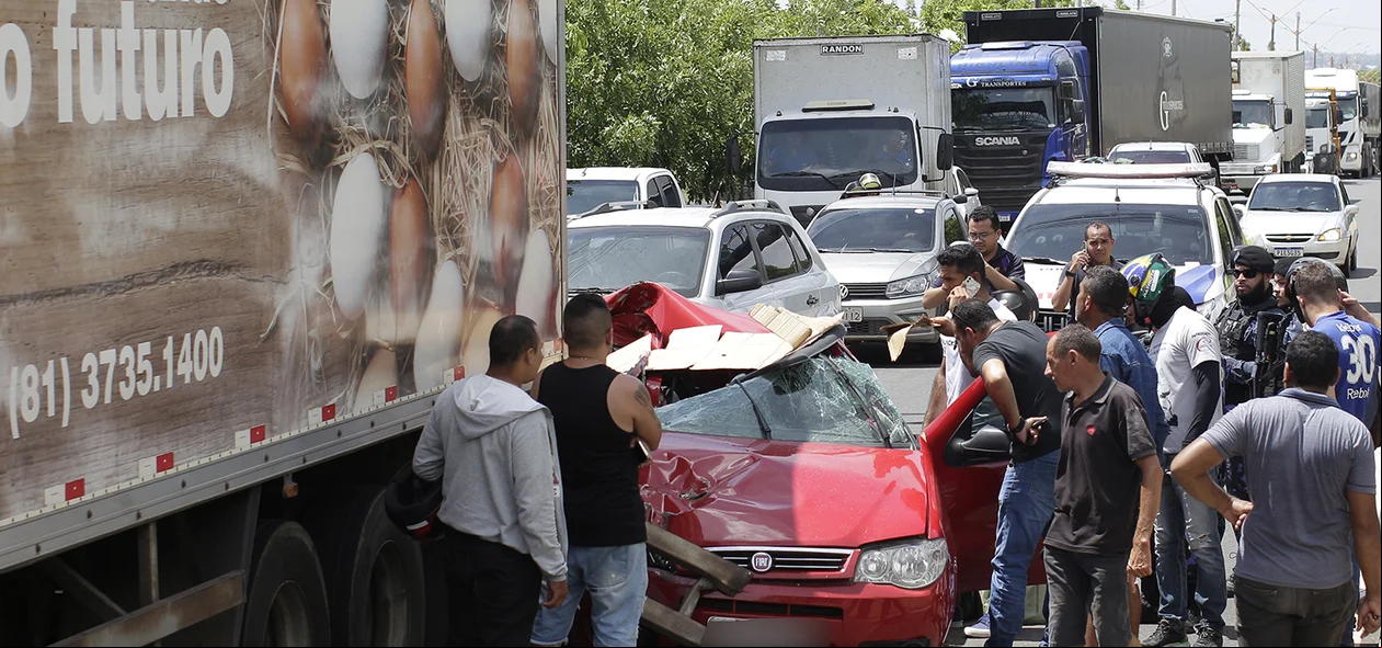 Fiat Palio ficou destruído
