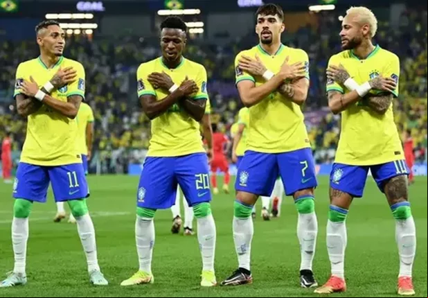 Seleção brasileira comemora vitória pelas oitavas de final na Copa do Mundo