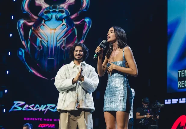 Bruna Marquezine e Xolo Maridueña na premiére de Besouro Azul