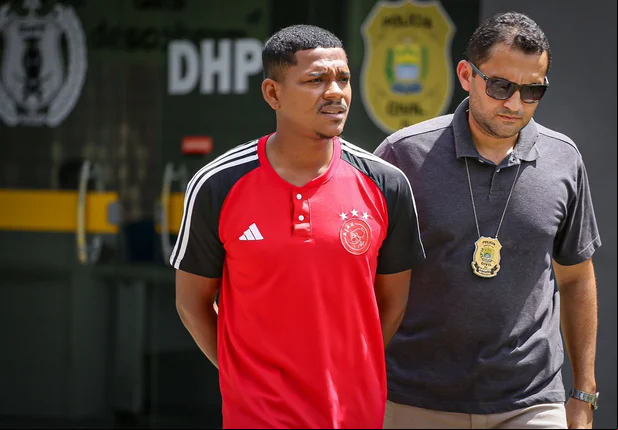 Antônio Luiz Pereira dos Santos sendo conduzido