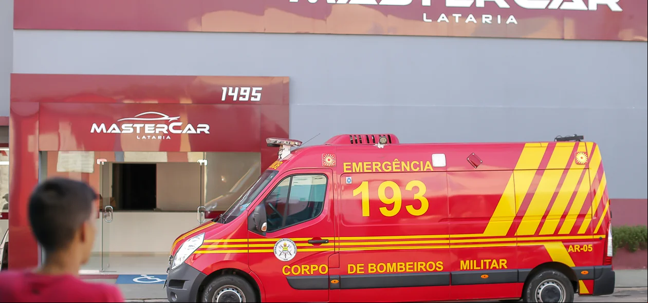 Bombeiros no local