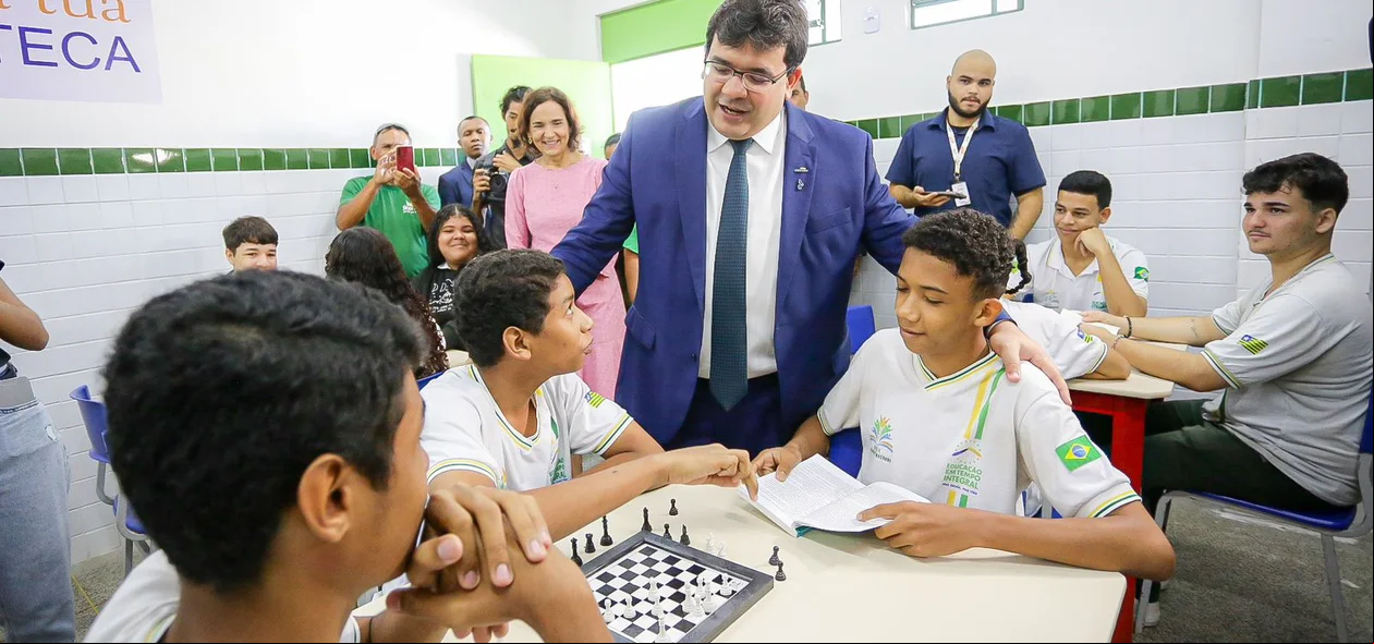 Governador Rafael Fonteles em sala de aula