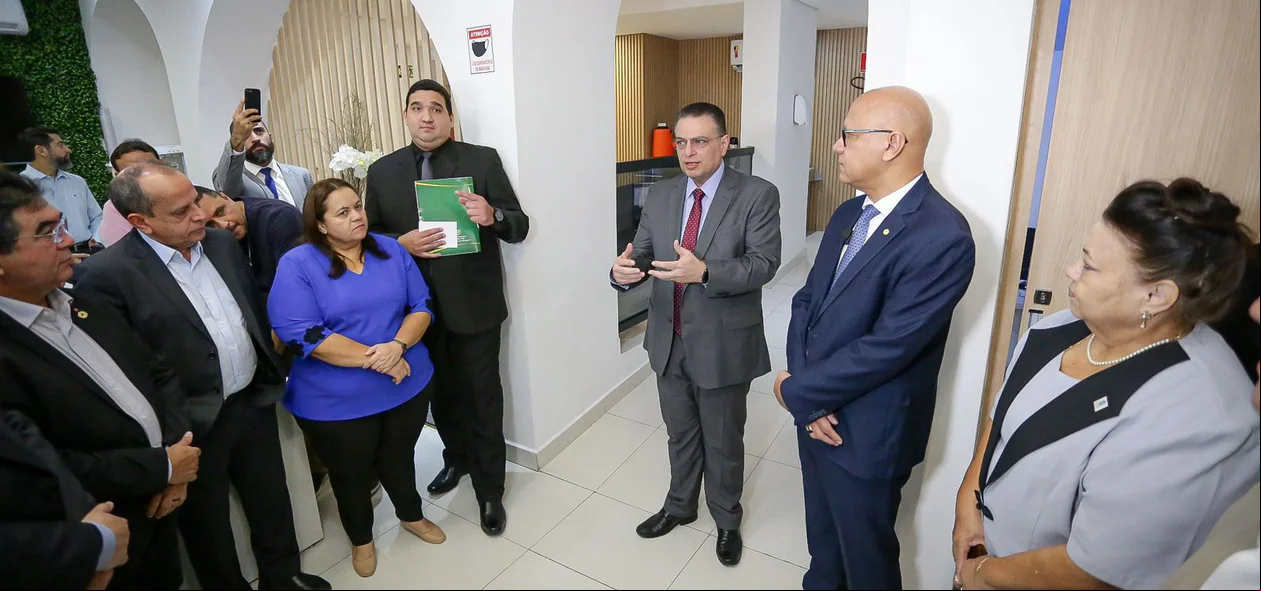 Pastor Gessivaldo Isaías durante momento de oração