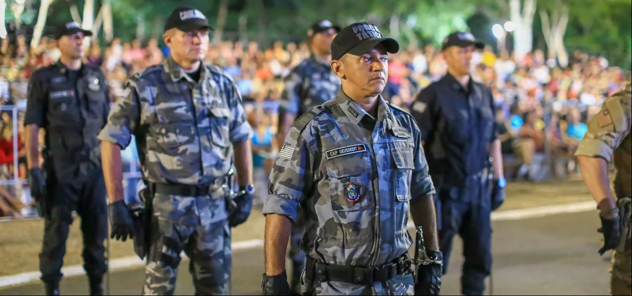 Policiais na solenidade
