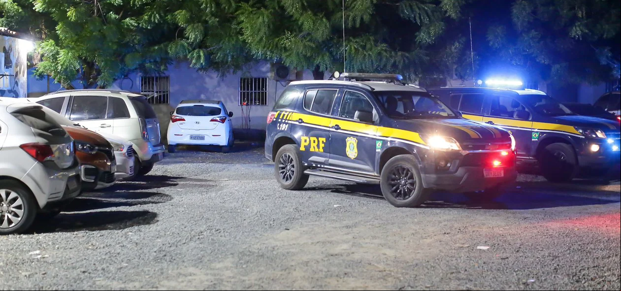 Faccionados chegaram em viaturas da PRF