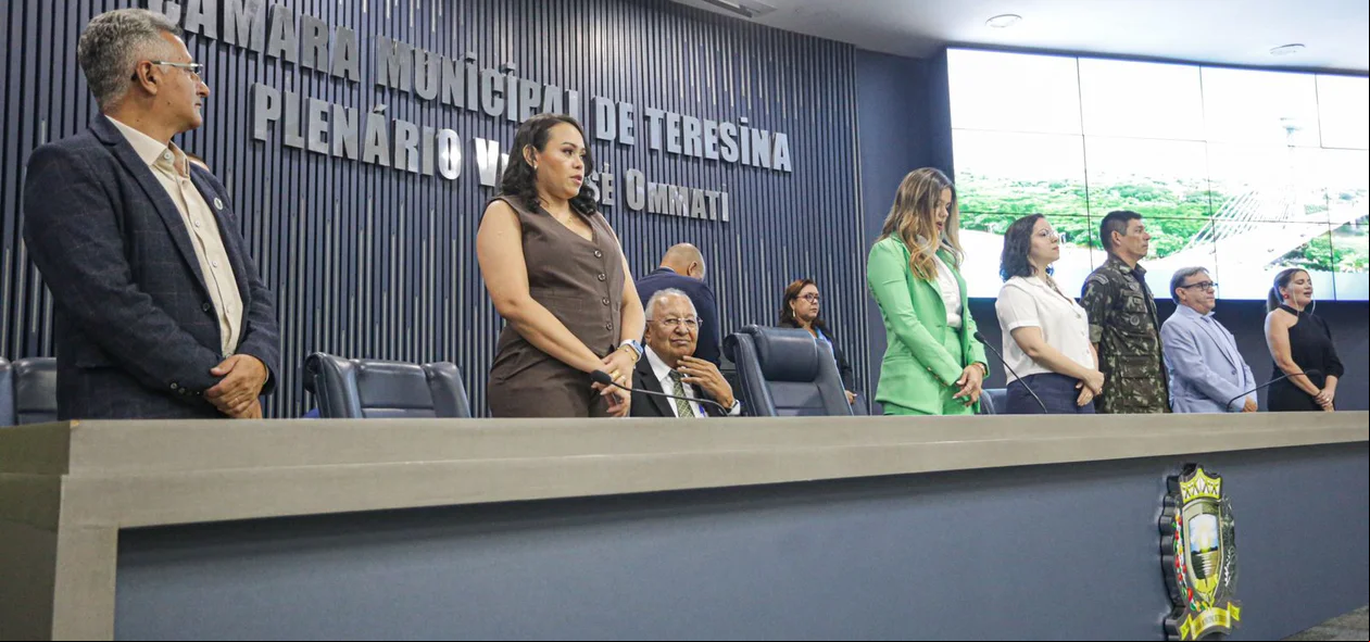 Mesa de honra de sessão solene na Câmara Municipal
