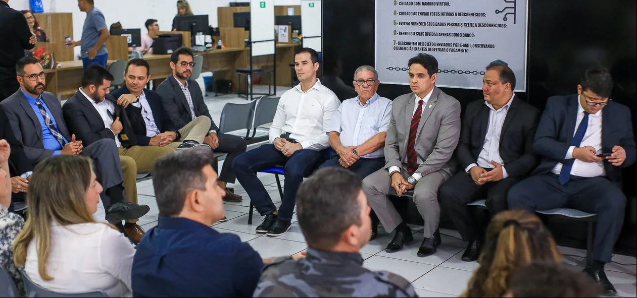 Autoridades presentes na inauguração da DRCI