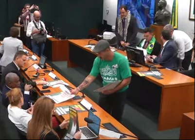 Homem usa blusa do Hamas em evento na Câmara dos Deputados