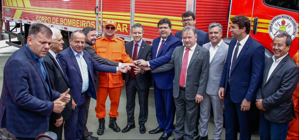 Rafael Fonteles entrega de viaturas e equipamentos ao Corpo de Bombeiros Militar do Piauí