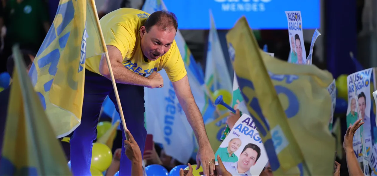Deputado estadual Jeová Alencar com apoiadores