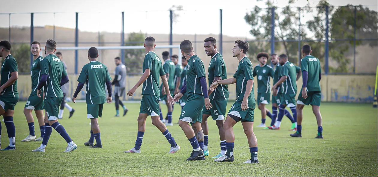 Jogadores no treino que aconteceu nesta segunda-feira