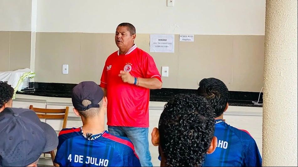 Técnico Valdomiro Ferreira conversando com o elenco do 4 de Julho