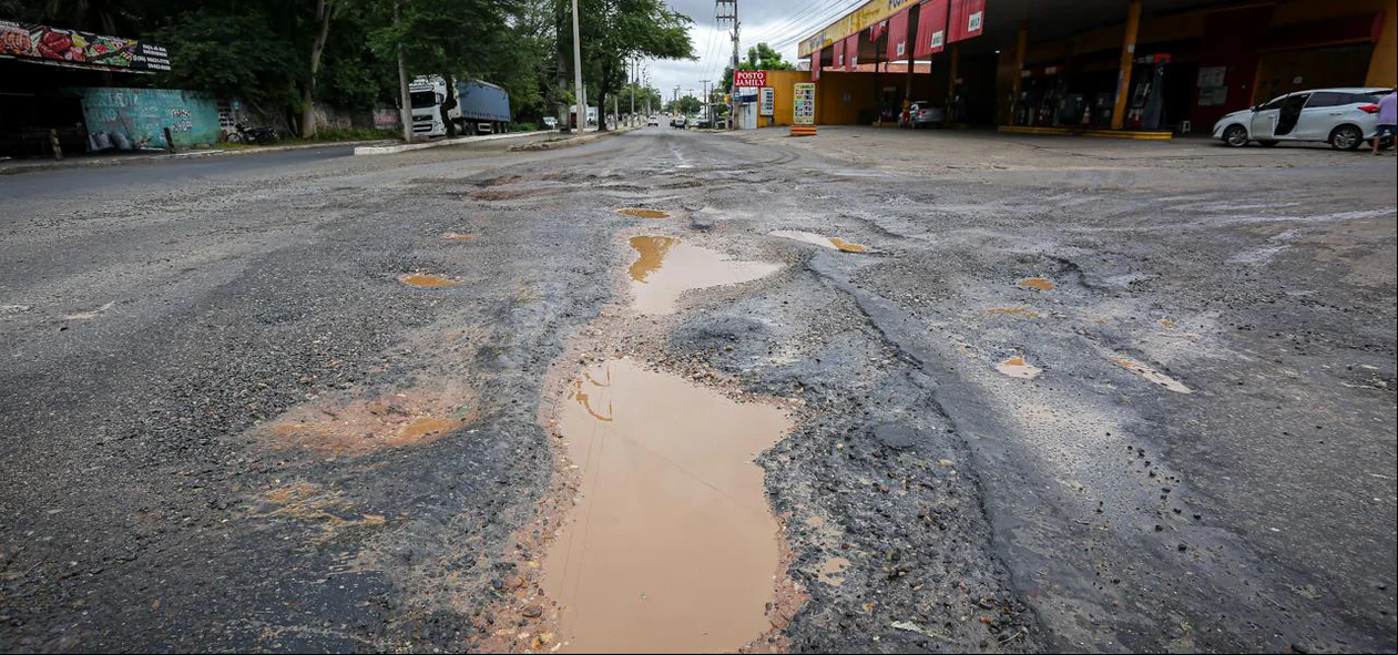 Moradores reclamam de rua esburacada