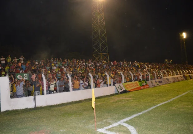 Torcida lota a geral do Estádio Helvídio Nunes