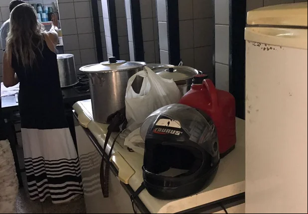 Cozinha funciona dentro do banheiro