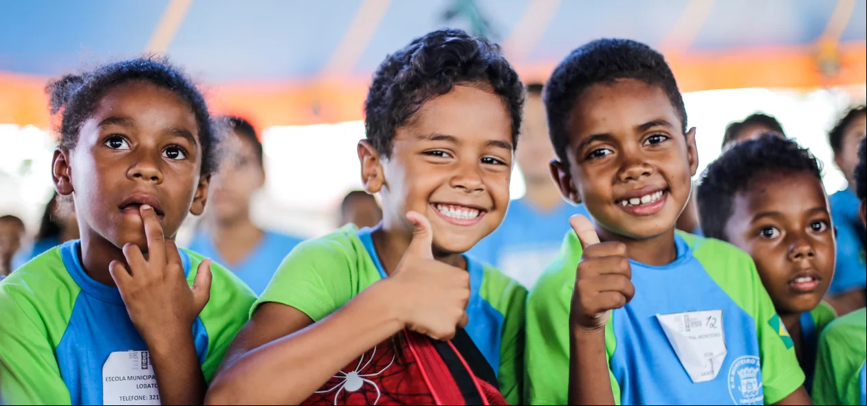 Criançada feliz com apresentações de teatro 