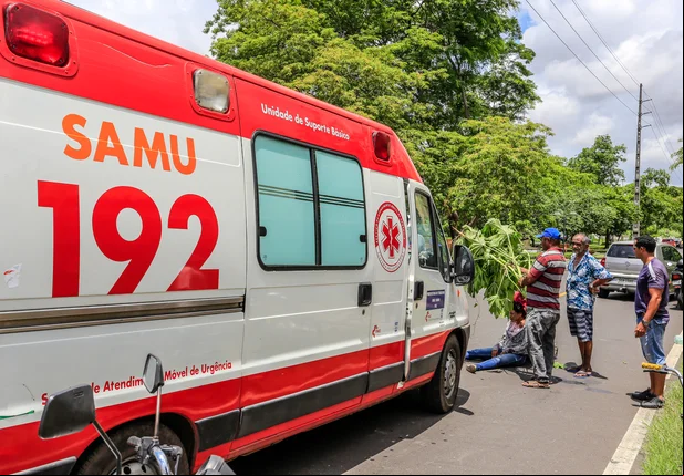 Mulher fica gravemente ferida após motos se chocarem em Teresina