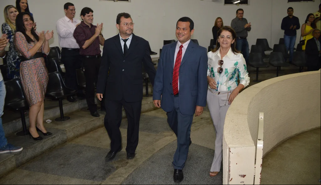 Homenageado é conduzido ao plenário
