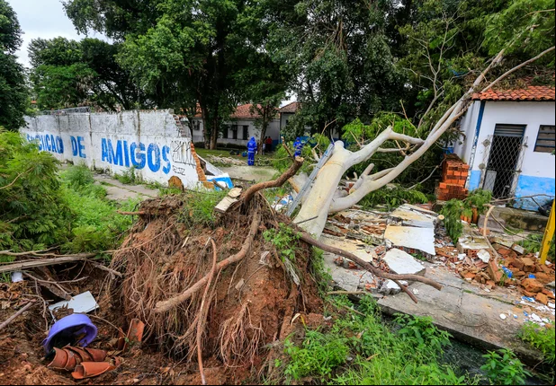 Muro da AMA cai após forte chuva em Teresina 
