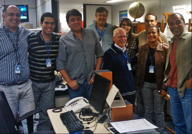 João Marques (de cabelos brancos, mais ao centro da foto) em visita à redação da Rádio Senado no ano de 20
