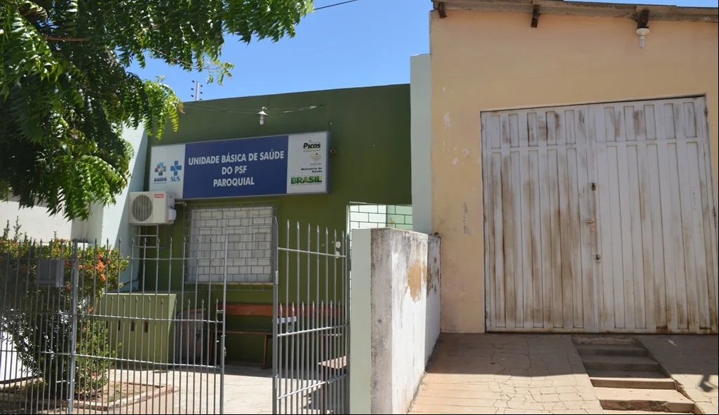 Ladrões utilizaram a parede para subir na casa onde funciona o posto