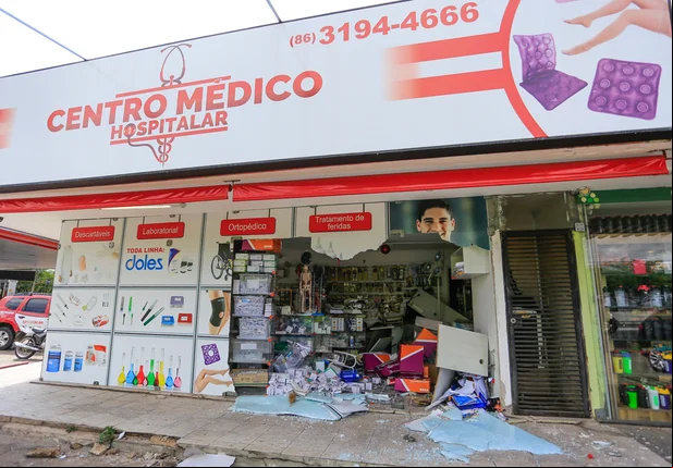 Motorista perde controle e invade loja  em Teresina 