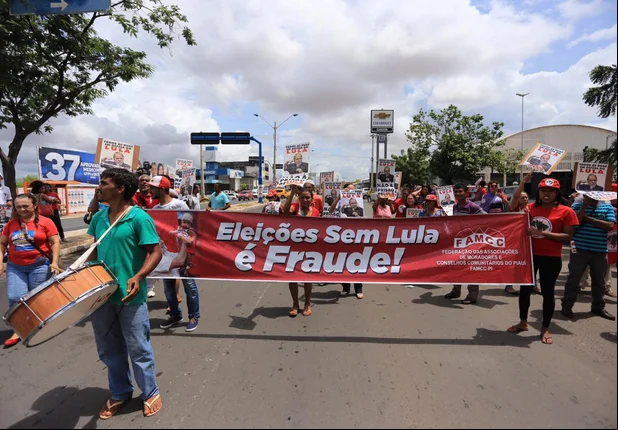 Manifestantes fazem ato em defesa de Lula em Teresina