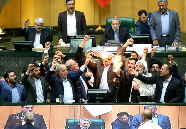 Parlamentares iranianos queimam a bandeira dos EUA após quebra de acordo nuclear