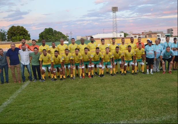 Atletas com dirigentes e a comissão técnica