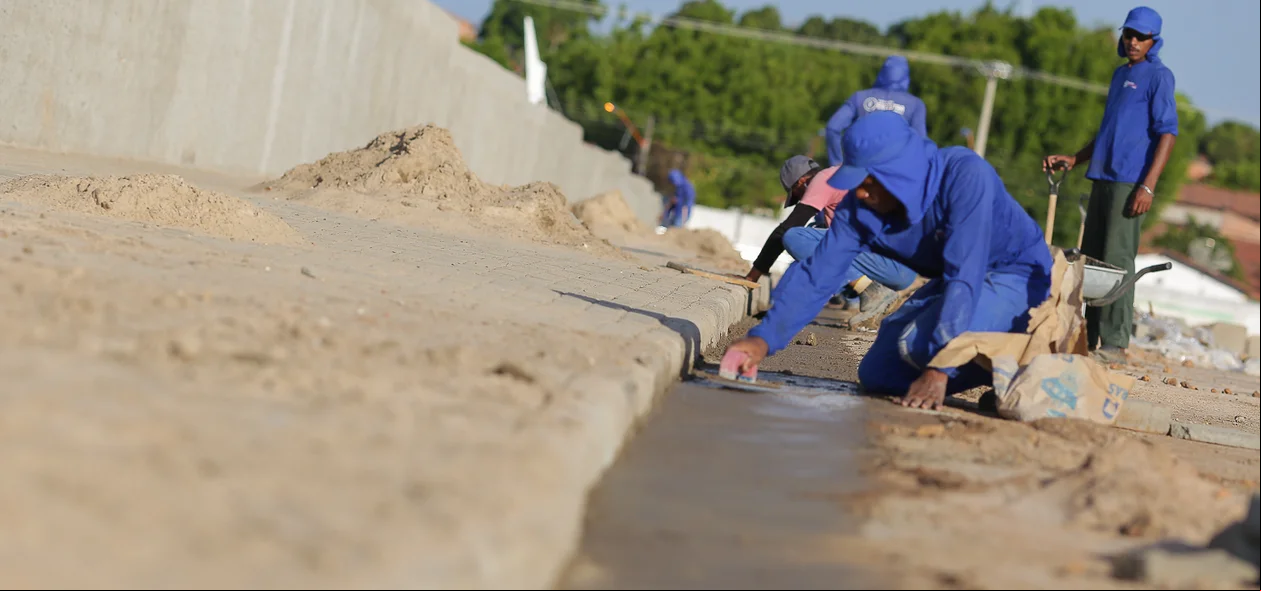 Trabalhadores concluindo a obra 