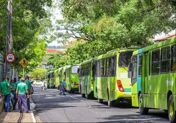Motoristas e cobradores realizam paralisação no centro de Teresina