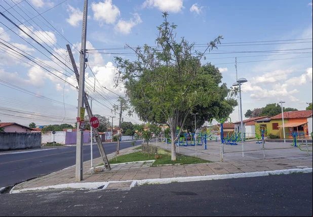 Poste corre risco de cair e população teme tragédia na Duque de Caxias