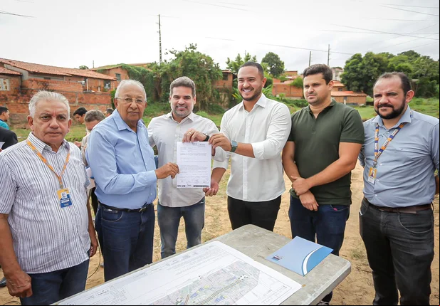Dr. Pessoa assina retomada de obra na Vila da Paz