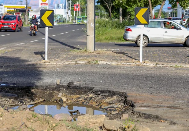 Ônibus fica preso em buraco ao tentar fazer retorno em Teresina