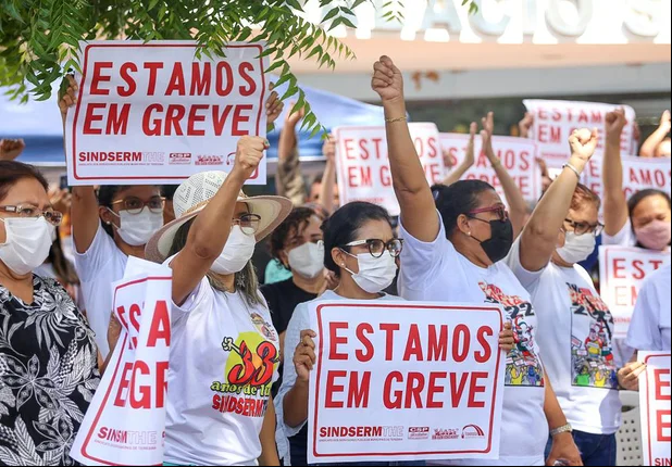 Professores realizam protesto na Câmara de Teresina