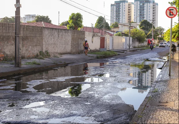 Buracos na rua Professor Madeira na zona leste de Teresina