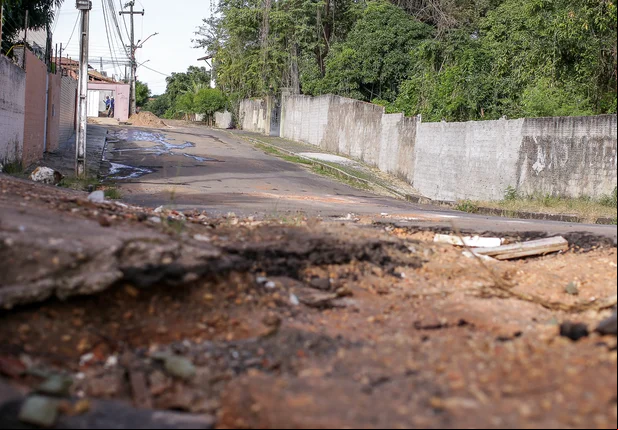 Buracos na rua da casa de Ciro Nogueira