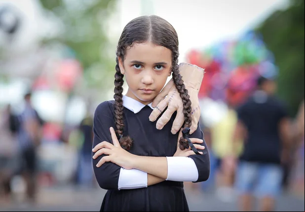 Wandinha é a fantasia mais usada entre crianças e adultos no Corso 20