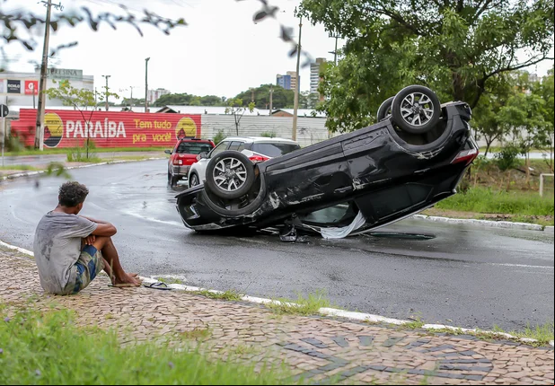 Carro capotou na descida da Ponte Juscelino Kubitschek em Teresina