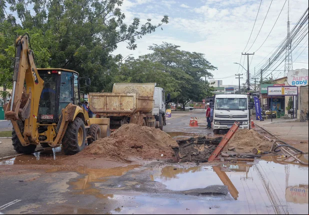 Motorista fica ferido ao colidir em retroescavadeira em Teresina